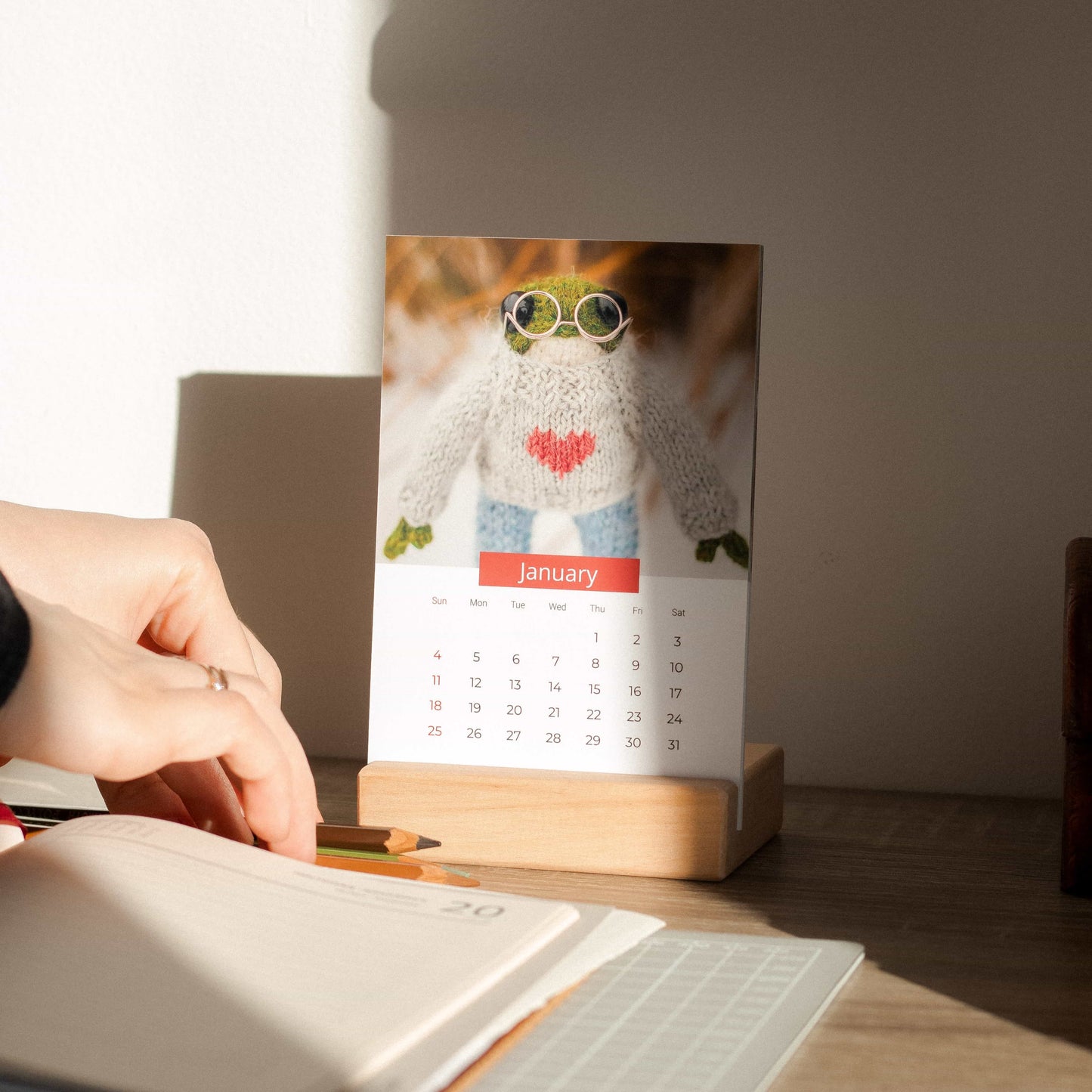 2026 Frog Desk Calendar – 4×6 Photo Calendar with Wood Stand