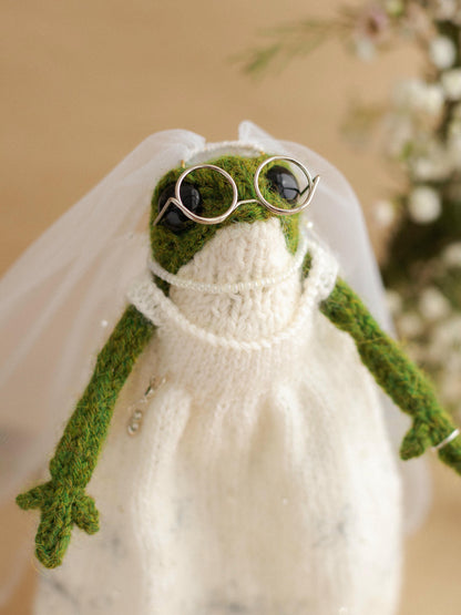 Just Married Frogs