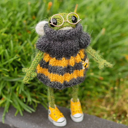 Frog Bee Dress Knitting Pattern for Knitted Frog (PDF)