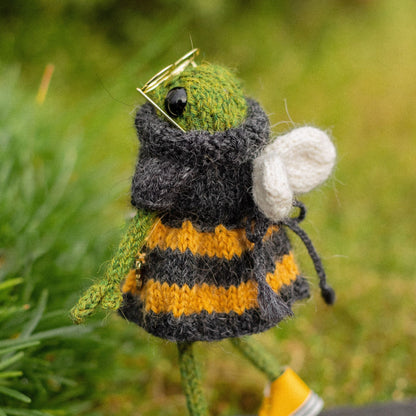 Frog Bee Dress Knitting Pattern for Knitted Frog (PDF)