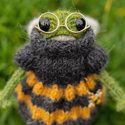 Frog Bee Dress Knitting Pattern for Knitted Frog (PDF)