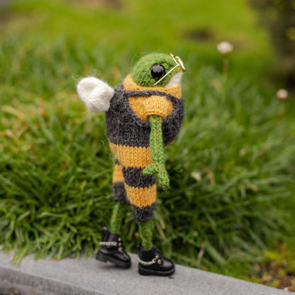 Bumblebee Outfit Knitting Pattern for Knitted Frog (PDF)