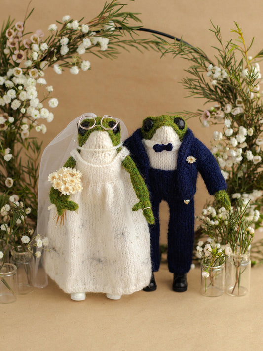 Just Married Frogs